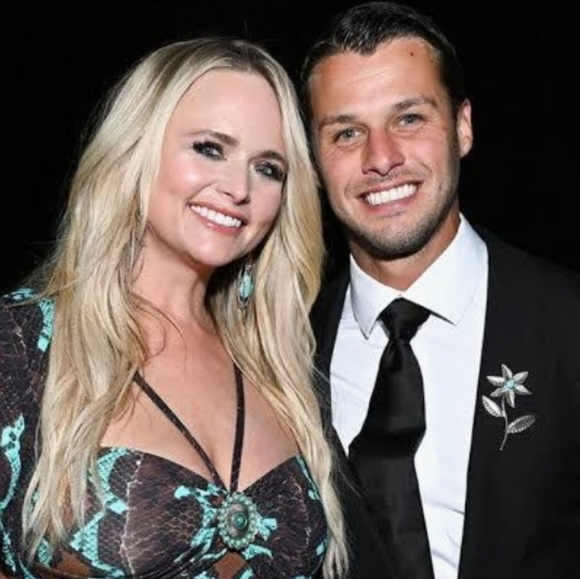 NAPIER Gold Tone Vintage 7 Sprig Flower Stem Bouquet Brooch Pin Faux Pearls EUC - Picture 16 of 16